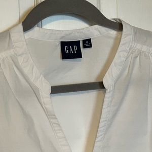 EUC Gap white sheath dress with pockets and eyelet lace detail size M